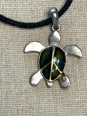 Sea Turtle Mood Pendant Necklace by COOL JEWELS
